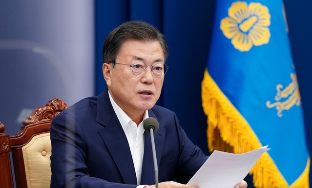 문재인 대통령이 지난달 3일 오후 청와대 여민관에서 열린 '제2차 코로나19 대응 특별방역점검회의'를 주재하고 있다 (사진=뉴시스 제공)