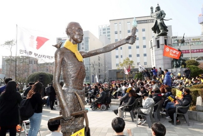 지난 2019년 3월1일 부산 동구 일본총영사관 인근 강제징용 노동자상 앞에서 '3·1운동 100주년 부산시민대회'가 열리고 있다. (사진=뉴시스 제공)