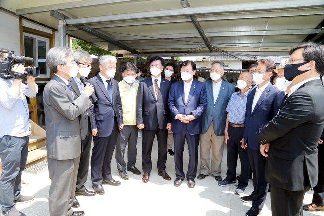 6일 권영세 안동시장이 '독립유공자 후손 주거개선사업 1호 가구 현판 전달·부착식'에 참석해 축하 메시지를 전하고 있다.