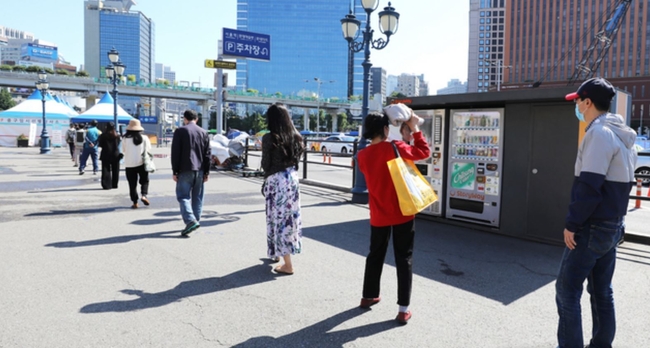 코로나19 신규 확진자 수가 지난 10일 이후 20일만에 400명대로 들어선 30일 오전 서울역에 설치된 중구 임시선별진료소를 찾은 시민들이 코로나19 검사를 받기 위해 줄 서고 있다 (사진=뉴시스 제공)