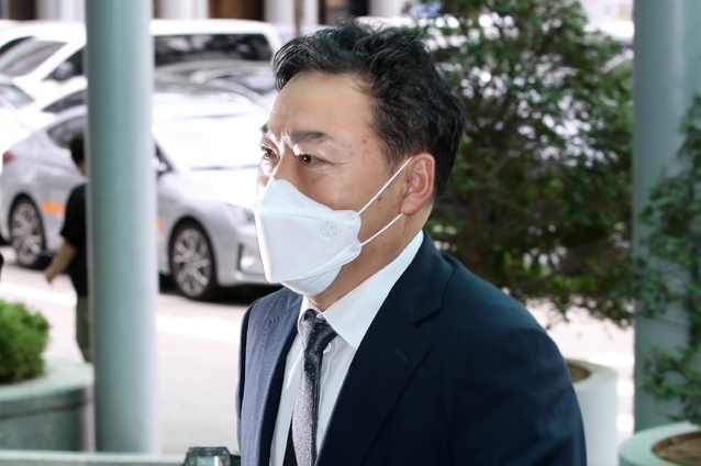 김오수 검찰총장이 지난 7일 오후 서울 서대문구 경찰청을 방문, 김창룡 경찰청장을 예방하기 위해 들어서고 있다 (사진=뉴시스 제공)