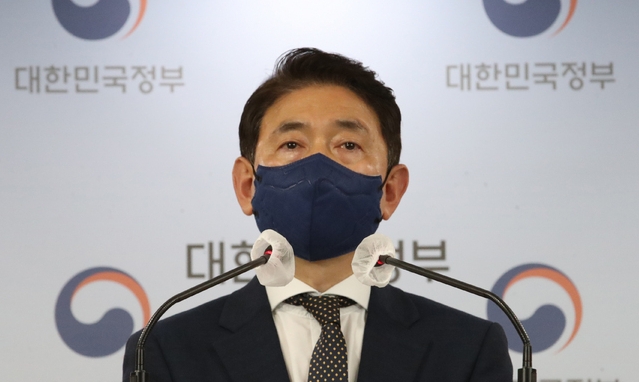 김태응 국민권익위원회 조사단장이 지난 7일 서울 종로구 정부서울청사 합동브리핑실에서 더불어민주당 소속 국회의원 및 가족 부동산거래 전수조사 결과를 브리핑하고 있다 (사진=뉴시스 제공)