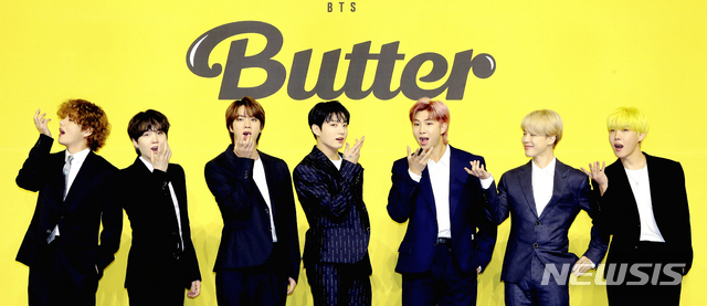 그룹 방탄소년단(BTS)의 뷔(왼쪽부터), 슈가, 진, 정국, RM, 지민, 제이홉이 지난달 21일 서울 송파구 올림픽공원 올림픽홀에서 열린 새 디지털 싱글 'Butter'(버터) 발매 기념 글로벌 기자간담회에 참석해 포즈를 취하고 있다. 이번 디지털 싱글 'Butter'(버터)는 2020년 8월 발매와 동시에 전 세계를 강타한 디지털 싱글 'Dynamite'(다이너마이트)에 이은 BTS의 두 번째 영어 곡이다 (사진=뉴시스)