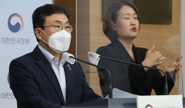 권덕철 보건복지부 장관이 지난 7일 서울 종로구 정부서울청사 별관 합동브리핑룸에서 코로나19 대응 특별방역점검회의 비대면 브리핑을 하고 있다 (사진=뉴시스 제공)