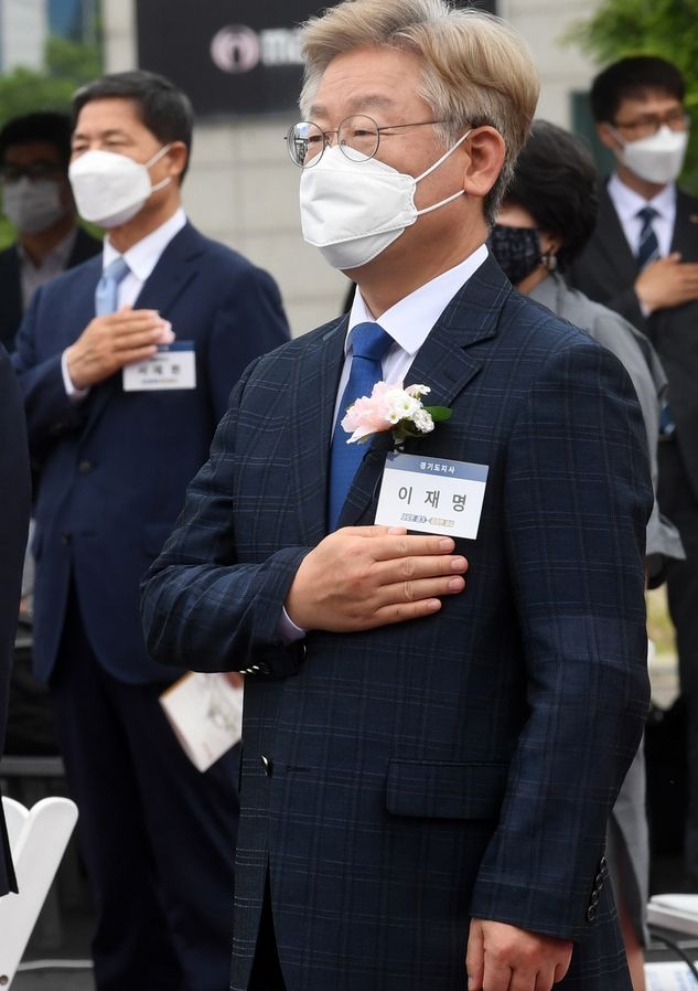 이재명 경기도지사가 지난 7일 오후 경기도 성남시 제3판교(성남금토공공주택) 조성사업 기공식에서 국민의례를 하고 있다 (사진=경기사진공동취재단/뉴시스)