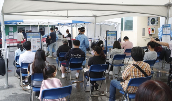 0시 기준 국내 코로나19 확진자가 459명 발생한 지난 1일 서울 강북구보건소 코로나19 선별진료소에서 시민들이 검사를 받기 위해 대기하고 있다 (사진=뉴시스 제공)