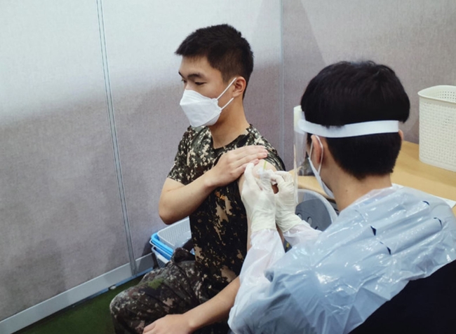 30세 미만 군 장병에 대한 코로나19 접종이 시작된 지난 7일 육군 50사단 장병들이 부대 내 코로나19 백신접종센터에서 백신 예방접종을 하고 있다 (사진=육군 50사단/뉴시스 제공)