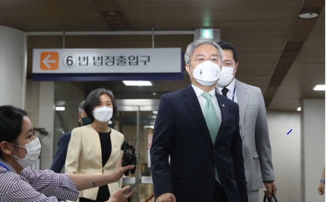 공직선거법 위반 혐의를 받는 최강욱 열린민주당 대표가 8일 서울중앙지방법원에서 열린 선고 공판에서 벌금 80만원을 선고받은 뒤 법원을 나서고 있다 (사진=뉴시스 제공)