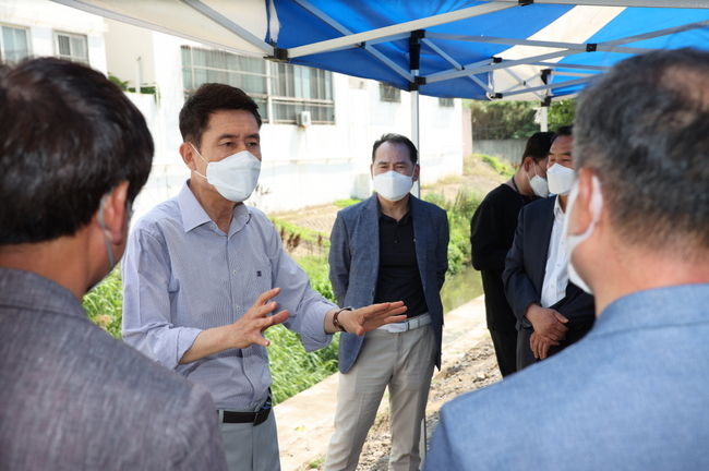 이강덕 포항시장이 생태수로 조성사업 예정지를 현장 방문해 주민들에게 사업구상을 설명하고 있다.