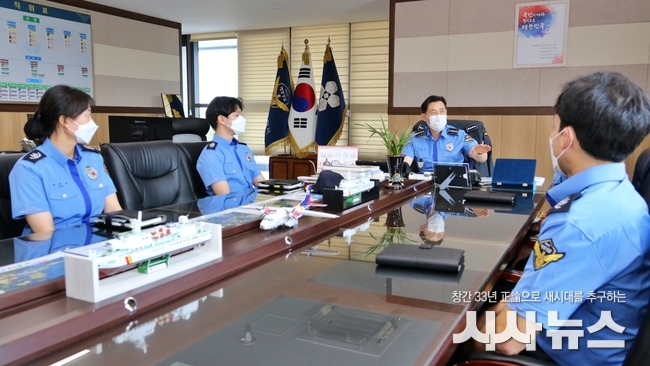 이상인 평택해양경찰서장(가운데)이 해상 치안 현장 실습을 하는 신임 경찰 242기 교육생들과 대화하고 있다.