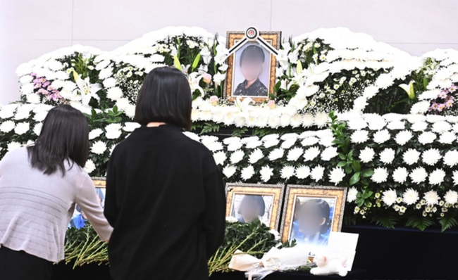 지난 7일 오후 경기도 성남 국군수도병원에 마련된 고(故) 이모 중사의 분향소를 찾은 조문객들이 조문하고 있다 (사진=뉴시스 제공)
