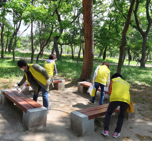 자원봉사자들이 방역활동을 실시하고 있다.