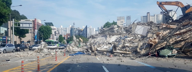 9일 오후 4시 30분께 광주 동구 학동 한 공사장 건물이 무너져 시내버스를 덮쳤다 (사진 = 독자 제공)