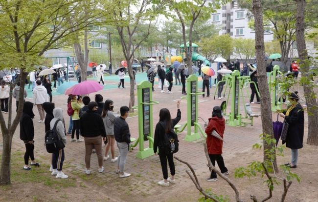 울산 울주군에 있는 자동차부품업체 우수 'AMS'에서 코로나19 집단감염이 발생하자 지난 4월 12일 오전 울산 울주군보건소에 마련 된 선별진료소 앞 놀이터에서 시민이 코로나19 검사를 받기 위해 줄을서서 기다리고 있다 (사진=뉴시스 제공)