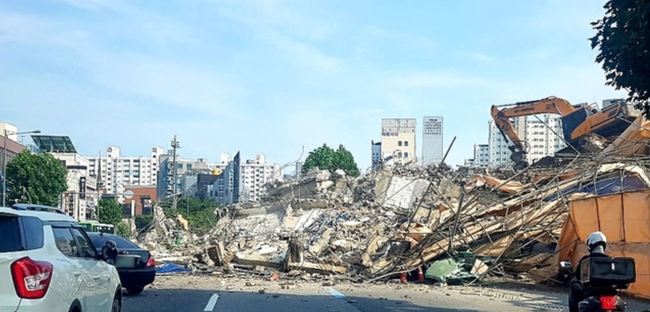 9일 오후 광주 동구 학동의 한 철거 작업 중이던 건물이 붕괴, 도로 위로 건물 잔해가 쏟아져 시내버스 등이 매몰됐다. 이 사고로 버스 승객 등이 매몰돼 소방당국이 구조 작업을 벌이고 있다. (사진=독자 제공) 