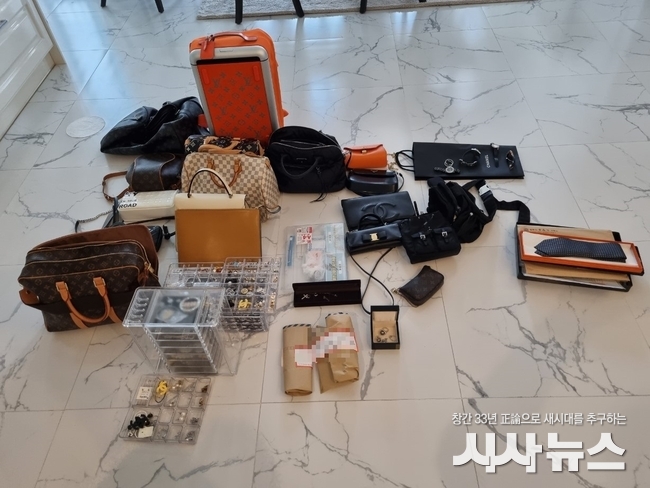 고액 고의 체납자 자택서 수표 명품 가방 등 압류사진