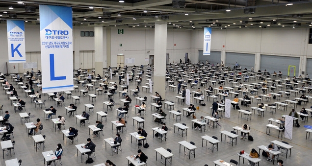 지난 5월 2일 오전 대구 북구 엑스코(EXCO)에서 치러진 ‘2021년도 대구도시철도공사 신입사원 채용 필기시험’에서 응시생들이 2m 간격으로 떨어져 필기시험을 준비 중이다 (사진=뉴시스 제공)
