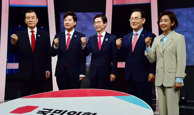 홍문표(왼쪽부터), 이준석, 조경태, 주호영, 나경원 국민의힘 당대표 후보가 9일 서울 여의도 KBS 스튜디오에서 열린 TV토론회에 앞서 기념촬영하고 있다. 2021.06.09.(홍문표(왼쪽부터), 이준석, 조경태, 주호영, 나경원 국민의힘 당대표 후보가 지난 9일 서울 여의도 KBS 스튜디오에서 열린 TV토론회에 앞서 기념촬영하고 있다 (사진=국회사진기자단)