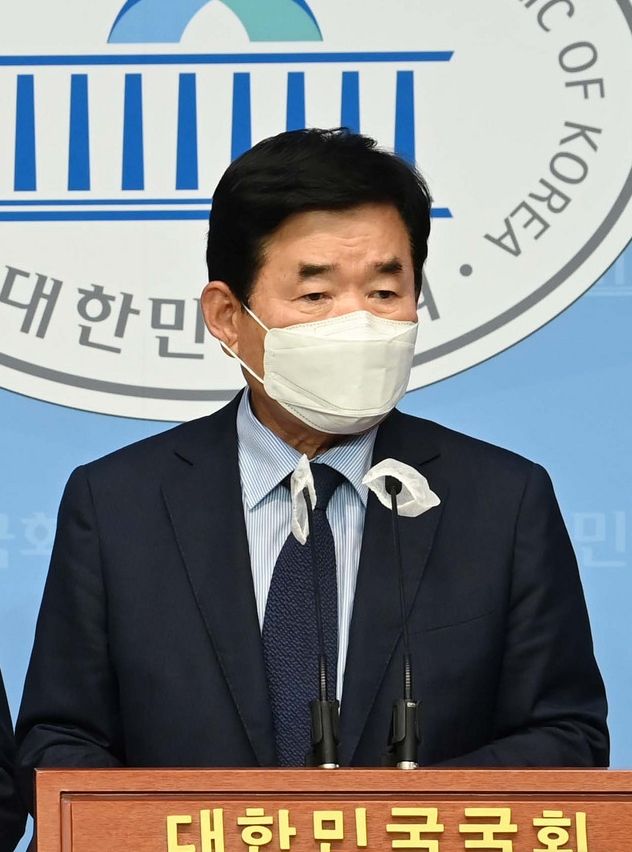 김진표 더불어민주당 부동산특위 위원장이 지난달 27일 서울 여의도 국회 소통관에서 주택시장안정위한 공급 금융세제 개선안을 발표하고 있다. 더불어민주당은 ‘1가구 1주택 소유자’의 재산세 감면 기준을 현행 공시지가 6억원 이하에서 9억원 이하로 올리는 방안을 추진키로 결정했다 (사진=공동취재/뉴시스 제공)