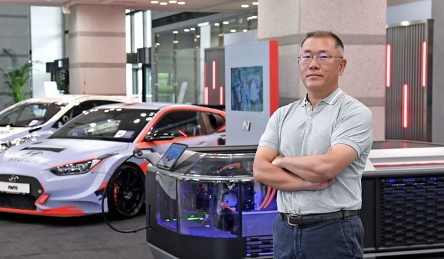 현대자동차그룹 정의선 회장이 지난 8일(현지시간) 영국 자동차 전문지 오토카 (Autocar)가 주관하는 '2021 오토카 어워즈(2021 Autocar Awards)'에서 최고 영예의 상인 '이시고니스 트로피(Issigonis Trophy)'를 수상했다. 정의선 회장이 서울 양재동 본사 사옥에서 현대차 고성능 브랜드 N 전시물 앞에서 포즈를 취하고 있다. (사진=현대자동차그룹 제공) 