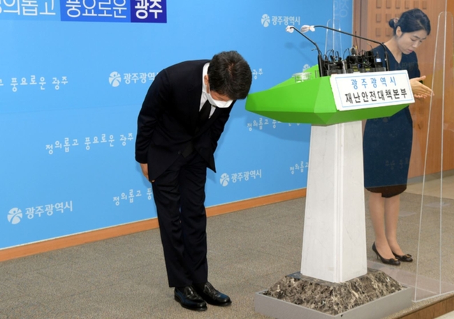 정몽규 HDC 회장이 광주 동구 학동 재개발 건물 붕괴 참사와 관련, 10일 광주시청 5층 브리핑룸에서 기자회견을 갖고 사과를 표명한 뒤 고개를 숙이고 있다. (사진=광주시 제공)