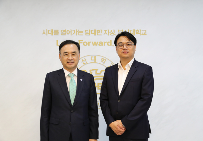 부산대학교 차정인 총장, 오진우 교수 사진