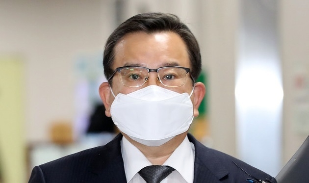 별장 성접대 의혹 관련 수억원대 뇌물 수수 혐의로 재판에 넘겨져 1심에서 무죄 판단을 받은 김학의 전 법무부 차관이 지난해 10월28일 오후 서울 서초구 서울고등법원에서 열리는 항소심 선고 공판에 출석하기 위해 법정으로 향하고 있다. (사진=뉴시스)