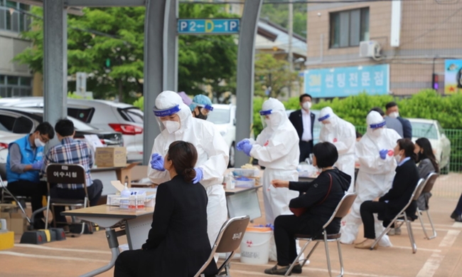 지난달 11일 전남 여수시청 본청사 주차장에서 시청직원들이 '코로나19' 진단검사를 받고 있다. 시는 국동임시별관청사 직원의 '코로나19' 확진에 따라 곳곳에 임시 선별진료소를 설치하고 시 산하 공무원 2300여 명에 대한 선제 검사를 실시하고 있다 (사진=뉴시스 제공)