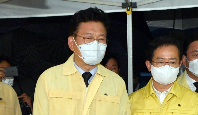더불어민주당 송영길 대표가 10일 오후 광주 동구 학동 재개발구역 '철거 건물 버스 매몰 사고 현장'을 찾아 설명을 듣고 있다. 전날 오후 오후 이곳에서는 철거 중이던 5층 건물이 무너지면서 지나가던 버스를 덮쳐 9명이 숨지고 8명이 중상을 입었다.