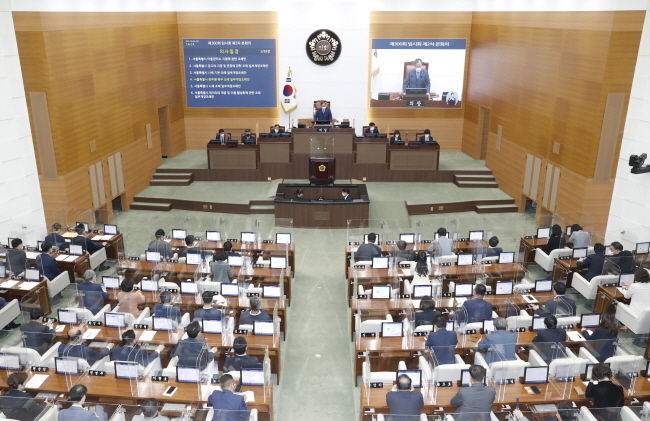 김인호 서울시의장이 4일 서울시의회에서 열린 제300회 임시회 제2차 본회의에서 안건을 가결하고 있다.