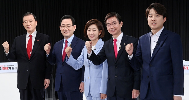 지난 8일 서울 용산구 백범김구기념관에서 열린 국민의힘 오른소리 합동토론회에서 당 대표에 출마한 후보자들이 기념촬영을 하고 있다. 왼쪽부터 홍문표, 주호영, 나경원, 조경태, 이준석 후보. (사진=뉴시스 제공)