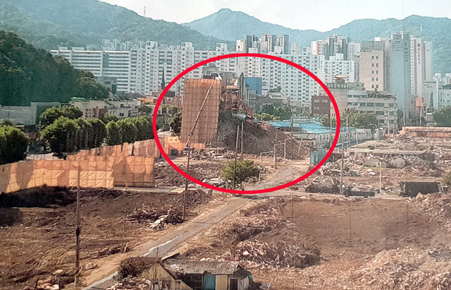 광주 동구 학동 재개발구역 철거 공사 중 붕괴된 건물이 지나가던 버스를 덮쳐 17명의 사상자가 발생한 가운데 인근 상인이 촬영한 철거공사 전 건물 모습. (사진=독자제공)