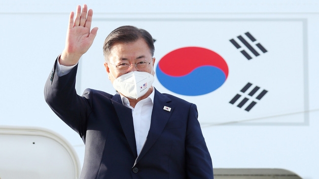 방미일정을 마친 문재인 대통령이 지난달 22일 오후(현지시간) 미국 애틀랜타 하츠필드 잭슨 애틀랜타 국제공항에서 귀국 전용기에 탑승하며 환송나온 관계자들을 향해 손을 들어 인사하고 있다 (사진=뉴시스 제공)