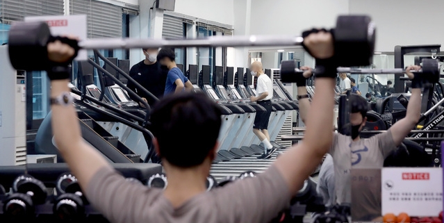 헬스장 등 실내체육시설에 대한 집합금지·운영제한이 완화된 지난 1월 18일 오전 서울 중구 한 헬스장에서 회원들이 운동하고 있다 (사진=뉴시스 제공)
