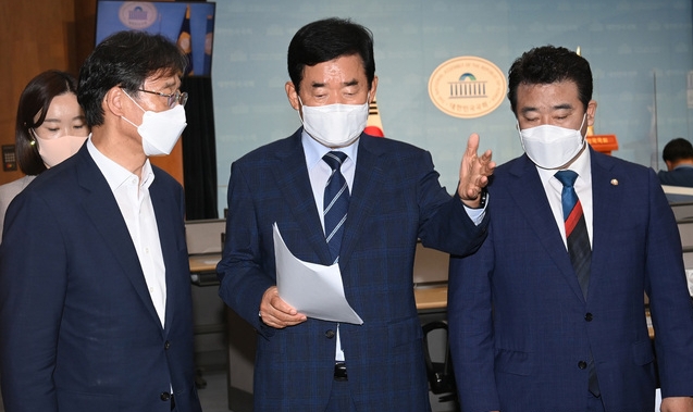 김진표 더불어민주당 부동산특위 위원장이 지난 10일 서울 여의도 국회 소통관에서 주택시장 안정을 위한 추가 공급대책을 발표한 후 이동하고 있다 (사진=공동취재/뉴시스 제공) 