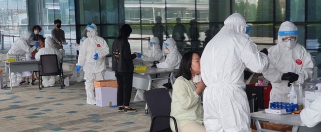 충남도청에서 지난달 28일 코로나19 첫 확진자가 발생한 가운데 확진자와 같은 사무실 근무 또는 동선이 겹치는 직원들이 선별진료소에서 진단검사를 받고 있다 (사진=뉴시스 제공)