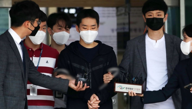 남성들과 영상 통화를 하며 알몸인 모습을 녹화하고 이를 유포한 피의자 김영준(29)이 11일 오전 서울 종로경찰서를 나와 검찰로 송치되고 있다 (사진=뉴시스 제공)