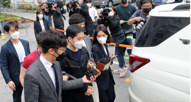 남성들과 영상 통화를 하며 알몸인 모습을 녹화하고 이를 유포한 피의자 김영준(29)이 11일 오전 서울 종로경찰서를 나와 검찰로 송치되고 있다 (사진=뉴시스 제공)
