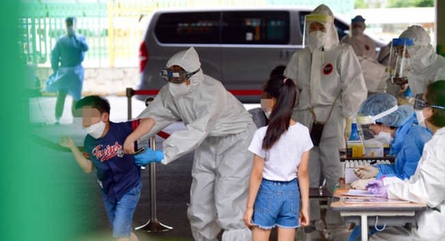 광주에서 초등생 2명이 신종 코로나바이러스 감염증(코로나19) 확진 판정을 받은 가운데 지난해 7월 18일 오후 광주 서구 계수초등학교에 설치된 선별진료소에서 방역당국이 전 학생을 대상으로 검사를 하고 있다 (사진=뉴시스 제공)