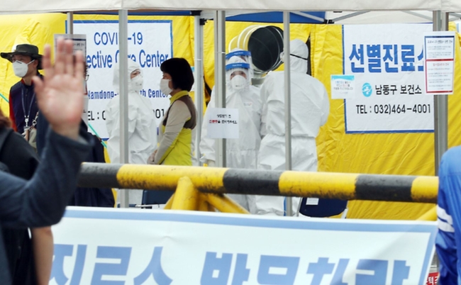 인천 남동구에서 신종 코로나바이러스 감염증(코로나19) 확진자가 늘고 있는 가운데 지난해 6월 5일 오후 인천시 남동구보건소 선별진료소에서 의료진들이 심각한 표정을 하고 있다 (사진=뉴시스 제공)