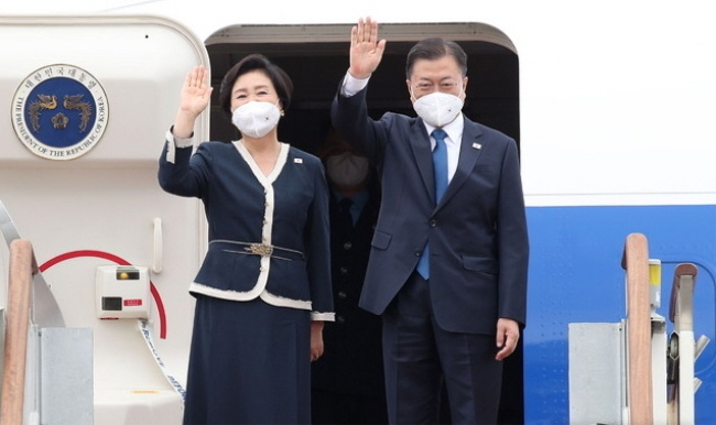 영국 G7 정상회의 및 오스트리아, 스페인 국빈방문을 위해 출국하는 문재인 대통령과 부인 김정숙 여사가 11일 오후 경기도 성남시 서울공항에서 전용기에 올라 손을 흔들고 있다. (사진=뉴시스)