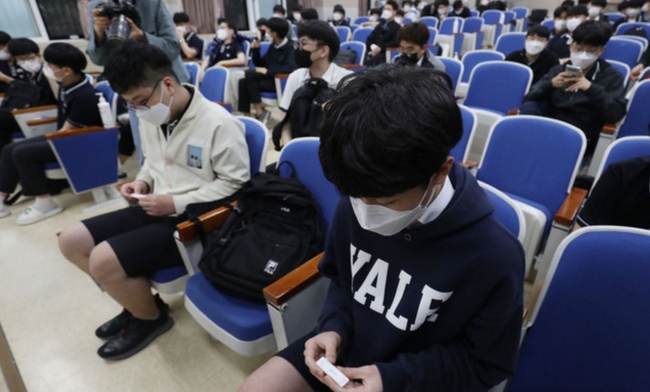 지난 3일 오후 서울 강남구 서울로봇고등학교에서 코로나19 자가검사키트를 이용한 검사를 마친 학생들이 검사 결과를 기다리고 있다. 서울시는 4일부터 다음달 23일까지 7주간 기숙학교 19곳을 대상으로 자가검사키트 도입 시범사업을 실시한다. 시범사업 대상은 자가검사키트 도입을 희망한 기숙학교 19개교 학생, 교직원 등 5458명이다. 대상자는 기숙사 입·퇴소시 주 2회 자가검사키트 검사를 받게 된다 (사진=뉴시스 제공)