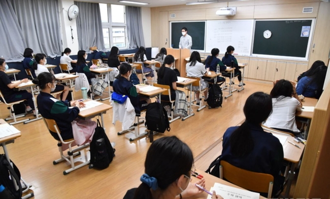 지난 3일 오전 울산 중구 학성여자고등학교에서 2022학년도 대학수학능력시험을 앞둔 고3 학생들이 6월 모의평가를 준비하고 있다 (사진=뉴시스 제공)