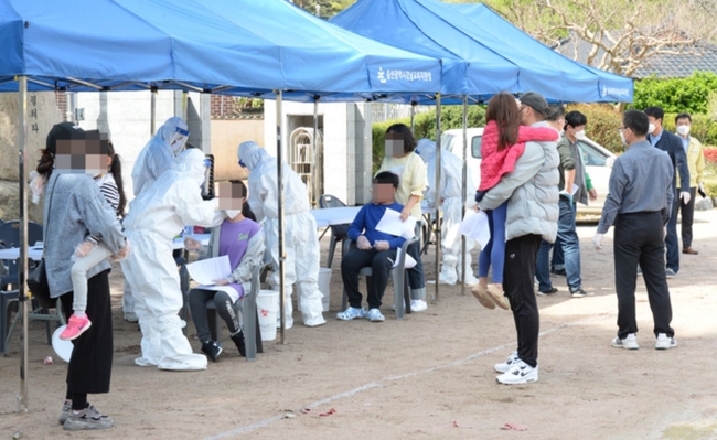 울산 울주군 한 초등학교 교사가 코로나19 확진판정을 받은 지난 4월 13일 오전 해당 초등학교 선별진료소에서 학생들이 코로나19 검사를 받고 있다 (사진=뉴시스 제공)