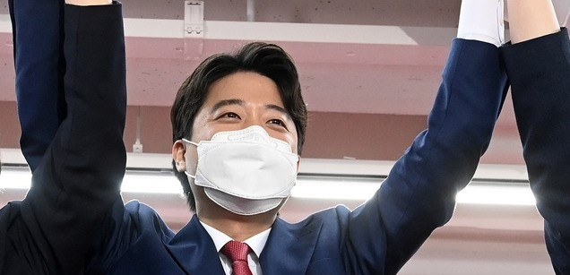 선출된 이준석 신임 국민의힘 당대표가 11일 오전 서울 여의도 국민의힘 당사에서 열린 전당대회에서 손을 들어 올리고 있다. 