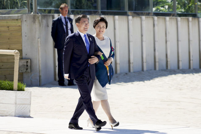 문재인 대통령과 부인 김정숙 여사가 12일(현지시간) 영국 콘월 카비스베이 해변 가설무대에서 열린 초청국 공식 환영식에 참석하고 있다 (사진=뉴시스 제공)