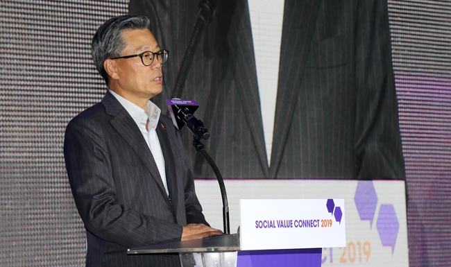  지난 2019년 5월 28일 오전 서울 광진구 워커힐호텔에서 사회적 가치를 주제로 한 국내 첫 민간축제 '소셜밸류커넥트 2019(Social Value Connect 2019, SOVAC)'에서 환영사를 하는 조대식 SK수펙스추구협의회 의장. / 사진제공=뉴시스