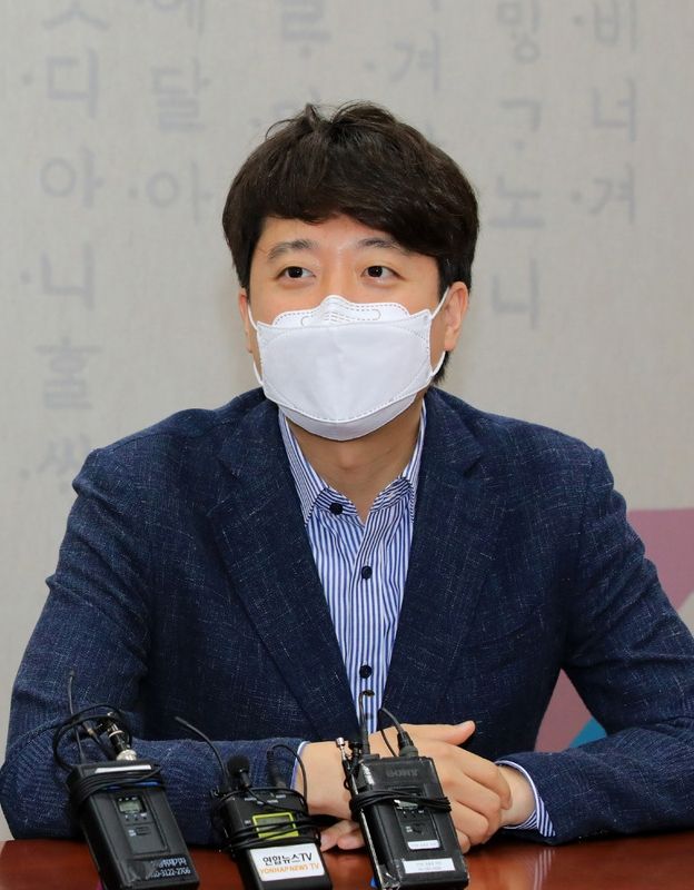 국민의힘 이준석 대표가 13일 서울 여의도 국회 당 대표실에서 김기현 원내대표와 주요 당직자 인선 논의 전 인사말을 하고 있다 (사진=공동취재/뉴시스 제공)