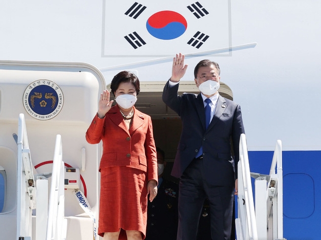 G7(주요 7개국) 정상회의에 참석했던 문재인 대통령과 김정숙 여사가 지난 13일 오후(현지시간) 영국 콘월 뉴키 공항에서 출발에 앞서 환송인사들에게 손을 흔들고 있다 (사진=뉴시스 제공)