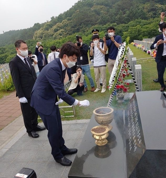 이준석 국민의힘 대표가 14일 대전국립현충원 서해수호 희생 장병 묘역을 찾아 참배하고 있다. (사진=뉴시스)